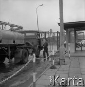 Lata 70.-80., Kraków, Polska.
Strażnik dokonuje kontrli ciężarówki-cysterna wjeżdżającej na teren Huty im. Lenina. 
Fot. Stanisław Gawliński, zbiory Ośrodka KARTA