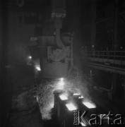 1972, Kraków, Polska.
Hala produkcyjna w Kombinacie Metalurgicznym Huty im. Lenina. Proces odlewania żelaza
Fot. Stanisław Gawliński, zbiory Ośrodka KARTA