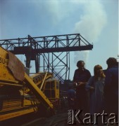 Lata 70., Kraków, Polska.
Teren Kombinatu Metalurgicznego Huty im. Lenina. Dziennikarka rozmawia z pracownikiem.
Fot. Stanisław Gawliński, zbiory Ośrodka KARTA