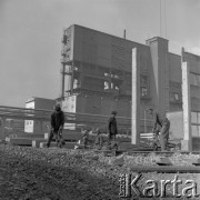 II poł. lat 70., Kraków, Polska.
Kombinat Metalurgiczny Huty im. Lenina. Robotnicy podczas prac budowlanych na terenie kompleksu
Fot. Stanisław Gawliński, zbiory Ośrodka KARTA