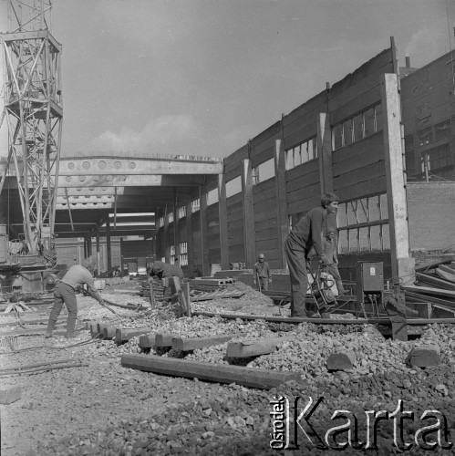 II poł. lat 70., Kraków, Polska.
Kombinat Metalurgiczny Huty im. Lenina. Robotnicy podczas prac budowlanych na terenie kompleksu
Fot. Stanisław Gawliński, zbiory Ośrodka KARTA