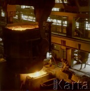 Lata 70., Kraków, Polska.
Kombinat Metalurgiczny Huty im. Lenina. Odlewanie żelaza w formie dużych wlewek do kadzi przewoźnych
Fot. Stanisław Gawliński, zbiory Ośrodka KARTA