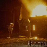 Lata 70., Kraków, Polska.
Kombinat Metalurgiczny Huty im. Lenina. Hutnicy podczas pracy w hali stalowni martenowskiej. 
Fot. Stanisław Gawliński, zbiory Ośrodka KARTA