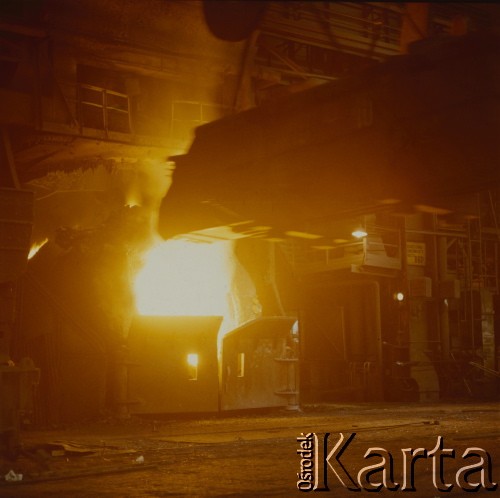 Lata 70., Kraków, Polska.
Kombinat Metalurgiczny Huty im. Lenina. Hala stalowni martenowskiej.
Fot. Stanisław Gawliński, zbiory Ośrodka KARTA