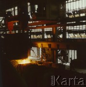 Lata 70., Kraków, Polska.
Kombinat Metalurgiczny Huty im. Lenina. Odlewanie żelaza w formie dużych wlewek do kadzi przewoźnych
Fot. Stanisław Gawliński, zbiory Ośrodka KARTA