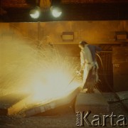 Lata 70., Kraków, Polska.
Kombinat Metalurgiczny Huty im. Lenina. Hutnik przy pracy.
Fot. Stanisław Gawliński, zbiory Ośrodka KARTA