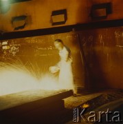 Lata 70., Kraków, Polska.
Kombinat Metalurgiczny Huty im. Lenina. Hutnik przy pracy.
Fot. Stanisław Gawliński, zbiory Ośrodka KARTA