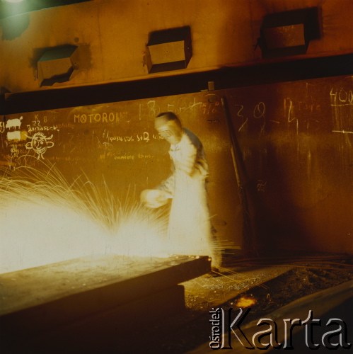 Lata 70., Kraków, Polska.
Kombinat Metalurgiczny Huty im. Lenina. Hutnik przy pracy.
Fot. Stanisław Gawliński, zbiory Ośrodka KARTA