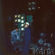 Lata 70., Kraków, Polska.
Kombinat Metalurgiczny Huty im. Lenina. Pracownicy w hali konwertorowni.
Fot. Stanisław Gawliński, zbiory Ośrodka KARTA