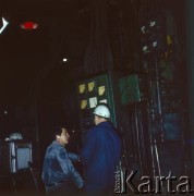Lata 70., Kraków, Polska.
Kombinat Metalurgiczny Huty im. Lenina. Pracownicy w hali konwertorowni.
Fot. Stanisław Gawliński, zbiory Ośrodka KARTA