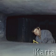 Lata 70., Kraków, Polska.
Kombinat Metalurgiczny Huty im. Lenina. Pracownik w hali konwertorowni.
Fot. Stanisław Gawliński, zbiory Ośrodka KARTA