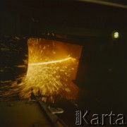 Lata 70., Kraków, Polska.
Hala produkcyjna w Kombinacie Metalurgicznym Huty im. Lenina. 
Fot. Stanisław Gawliński, zbiory Ośrodka KARTA