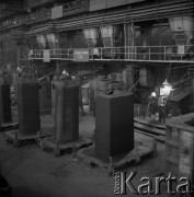 II poł. lat 70., Kraków, Polska.
Hala Kombinatu Metalurgicznego Huty im. Lenina. Hutnicy przy pracy.
Fot. Stanisław Gawliński, zbiory Ośrodka KARTA