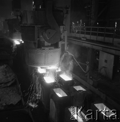 1972, Kraków, Polska.
Hala produkcyjna w Kombinacie Metalurgicznym Huty im. Lenina. Proces odlewania żelaza
Fot. Stanisław Gawliński, zbiory Ośrodka KARTA