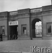 Lata 70., Kraków, Polska.
Hala produkcyjna w Kombinacie Metalurgicznym Huty im. Lenina. 
Fot. Stanisław Gawliński, zbiory Ośrodka KARTA