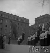 Lata 70., Kraków, Polska.
Uroczystość pod pomnikiem Lenina w Alei Róż w Nowej Hucie.
Fot. Stanisław Gawliński, zbiory Ośrodka KARTA