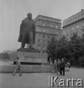 Lata 70., Kraków, Polska.
Delegacja pod pomnikiem Lenina w Alei Róż w Nowej Hucie.
Fot. Stanisław Gawliński, zbiory Ośrodka KARTA