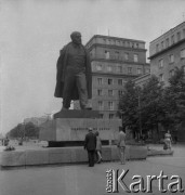 Lata 70., Kraków, Polska.
Delegacja pod pomnikiem Lenina w Alei Róż w Nowej Hucie.
Fot. Stanisław Gawliński, zbiory Ośrodka KARTA