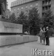 Lata 70., Kraków, Polska.
Delegacja pod pomnikiem Lenina w Alei Róż w Nowej Hucie.
Fot. Stanisław Gawliński, zbiory Ośrodka KARTA
