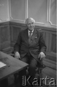 Lata 70., Kraków, Polska.
Profesor Mieczysław Klimaszewski - geolog, geomorfolog, człowiek nauki i działacz polityczny. W latach 1965-1972 pełnił funkcję zastępcy Przewodniczącego Rady Państwa. W okresie 1964-1972 był rektorem Uniwersytetu Jagiellońskiego.
Fot. Stanisław Gawliński, zbiory Ośrodka KARTA