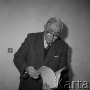 Lata 70., Kraków, Polska.
Profesor Wiktor Zin - architekt, znawca i popularyzator sztuk pięknych, w latach 1977-1981 pełniący funkcję Generalnego Konserwatora Zabytków.
Fot. Stanisław Gawliński, zbiory Ośrodka KARTA