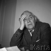 Lata 70., Kraków, Polska.
Profesor Wiktor Zin - architekt, znawca i popularyzator sztuk pięknych, w latach 1977-1981 pełniący funkcję Generalnego Konserwatora Zabytków.
Fot. Stanisław Gawliński, zbiory Ośrodka KARTA