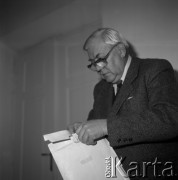 Lata 70., Kraków, Polska.
Profesor Wiktor Zin - architekt, znawca i popularyzator sztuk pięknych, w latach 1977-1981 pełniący funkcję Generalnego Konserwatora Zabytków.
Fot. Stanisław Gawliński, zbiory Ośrodka KARTA