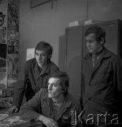 Lata 70., Kraków, Polska.
Pracownicy w warsztacie samochodowym Huty im. Lenina.
Fot. Stanisław Gawliński, zbiory Ośrodka KARTA

