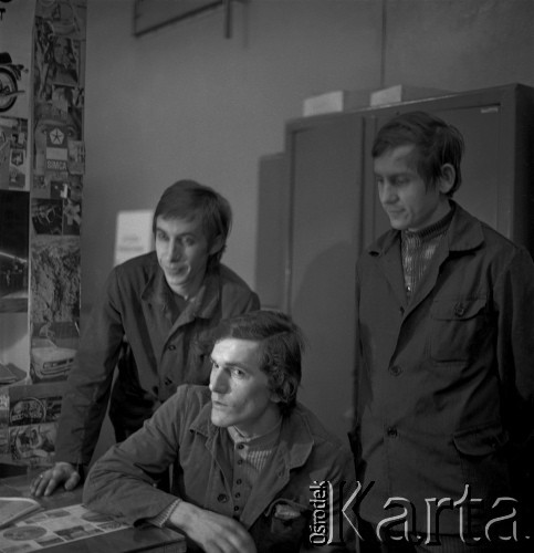 Lata 70., Kraków, Polska.
Pracownicy w warsztacie samochodowym Huty im. Lenina.
Fot. Stanisław Gawliński, zbiory Ośrodka KARTA

