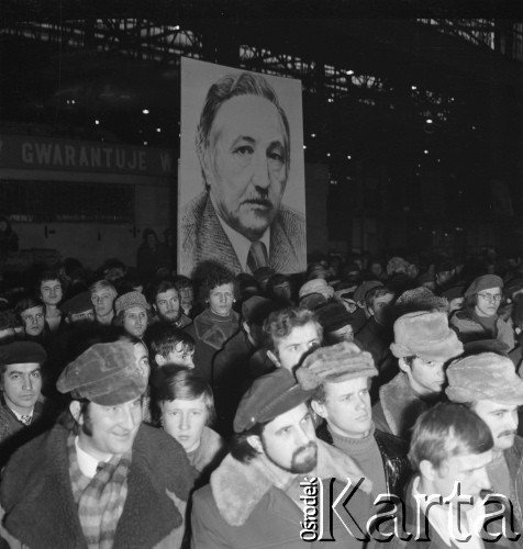 Po 1973, Kraków, Polska.
Delegacja Komunistycznej Partii Chile w Nowej Hucie. Odbywający się w hali kombinatu wiecu poparcia dla więźniów politycznych reżimu Augusto Pinocheta. Na plakacie portret Luisa Corvalána - jednego z więźniów, komunistycznego polityka i przywódcy Komunistycznej Partii Chile (w latach 1958-1989).
Fot. Stanisław Gawliński, zbiory Ośrodka KARTA