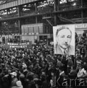 Po 1973, Kraków, Polska.
Delegacja Komunistycznej Partii Chile w Nowej Hucie. Odbywający się w hali kombinatu wiecu poparcia dla więźniów politycznych reżimu Augusto Pinocheta. Na plakacie portret Luisa Corvalána - jednego z więźniów, komunistycznego polityka i przywódcy Komunistycznej Partii Chile (w latach 1958-1989).
Fot. Stanisław Gawliński, zbiory Ośrodka KARTA