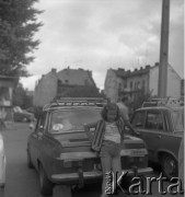 1982, Kraków, Polska.
Dziewczynka przed zaparkowanym samochodem.
Fot. Stanisław Gawliński, zbiory Ośrodka KARTA