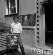 1982, Kraków, Polska.
Artysta malarz Antoni Kwiek prezentuje swoje prace przy wejściu do bloku mieszkalnego na nowohuckim osiedlu.
Fot. Stanisław Gawliński, zbiory Ośrodka KARTA
