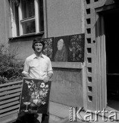 1982, Kraków, Polska.
Artysta malarz Antoni Kwiek prezentuje swoje prace przy wejściu do bloku mieszkalnego na nowohuckim osiedlu.
Fot. Stanisław Gawliński, zbiory Ośrodka KARTA
