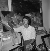 1982, Kraków, Polska.
Artysta malarz Antoni Kwiek pośród swoich obrazów w pracowni na nowohuckim osiedlu.
Fot. Stanisław Gawliński, zbiory Ośrodka KARTA
