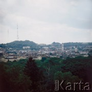 1988, Lwów, Ukraińska Socjalistyczna Republika Radziecka, ZSRR.
Panorama Lwowa - widok na wzgórze Wysoki Zamek z wieżą telewizyjną na szczycie oraz Kopiec Unii Lubelskiej.
Fot. Stanisław Gawliński, zbiory Ośrodka KARTA