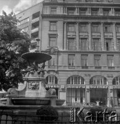 Sierpień 1982, Lwów, Ukraińska Socjalistyczna Republika Radziecka, ZSRR.
Plac Adama Mickiewicza z fontanną o kształcie żeliwnej czaszy podtrzymywanej przez trytony, dłuta lwowskiego rzeźbiarza Eugeniusza Dzyndry. W czasach przedsowieckich fontannę wieńczył posąg Matki Boskiej, znajdujący się obecnie w cerkwi św. Andrzeja (dawnym kościele Bernardynów). Za fontanną widoczny budynek Szprechera, mieszczący księgarnię Dom Książki.
Fot. Stanisław Gawliński, zbiory Ośrodka KARTA