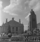 Sierpień 1982, Lwów, Ukraińska Socjalistyczna Republika Radziecka, ZSRR.
Teatr Wielki (Lwowski Narodowy Akademicki Teatr Opery i Baletu im. Salomei Kruszelnickiej) - eklektyczny gmach według projektu Zygmunta Gorgolewskiego. Na skwerze przed teatrem pomnik Włodzimierza Lenina - popiersie ustawione na wysokim cokole. 
Fot. Stanisław Gawliński, zbiory Ośrodka KARTA