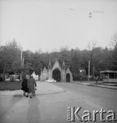 Sierpień 1982, Lwów, Ukraińska Socjalistyczna Republika Radziecka, ZSRR.
Brama wejściowa na Cmentarz Łyczkowski u zbiegu ulic Piekarskiej i Miecznikowej (dawniej Św. Piotra).
Fot. Stanisław Gawliński, zbiory Ośrodka KARTA