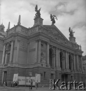 Sierpień 1982, Lwów, Ukraińska Socjalistyczna Republika Radziecka, ZSRR.
Teatr Wielki (Lwowski Narodowy Akademicki Teatr Opery i Baletu im. Salomei Kruszelnickiej) - eklektyczny gmach według projektu Zygmunta Gorgolewskiego.
Fot. Stanisław Gawliński, zbiory Ośrodka KARTA