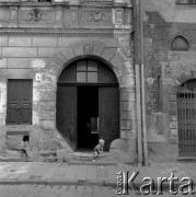 Sierpień 1982, Lwów, Ukraińska Socjalistyczna Republika Radziecka, ZSRR.
Mały chłopiec w bramie do niszczejącej kamienicy.
Fot. Stanisław Gawliński, zbiory Ośrodka KARTA