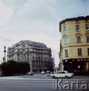 1988, Lwów, Ukraińska Socjalistyczna Republika Radziecka, ZSRR.
Plac Adama Mickiewicza. Po lewej stronie widoczny stojący na placu pomnik (kolumna) Adama Mickiewicza, za nim budynek Szprechera, mieszczący księgarnię Dom Książki.
Fot. Stanisław Gawliński, zbiory Ośrodka KARTA