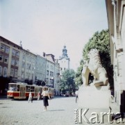 1988, Lwów, Ukraińska Socjalistyczna Republika Radziecka ZSRR.
Plac Rynek. Kamienny lew przed gmachem Ratusza.
Fot. Stanisław Gawliński, zbiory Ośrodka KARTA