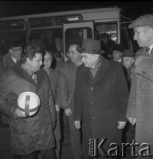 07.12.1982, Kraków, Polska.
Wizyta w Nowej Hucie delegacji ZSRR. W środku, w kapeluszu stoi Nikołaj Konstantinowicz Bajbakow, wicepremier, członek KC KPZR, szef Gospłanu.
Fot. Stanisław Gawliński, zbiory Ośrodka KARTA
