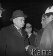 07.12.1982, Kraków, Polska.
Wizyta w Nowej Hucie delegacji ZSRR. W kapeluszu stoi Nikołaj Konstantinowicz Bajbakow, wicepremier, członek KC KPZR, szef Gospłanu. 
Fot. Stanisław Gawliński, zbiory Ośrodka KARTA
