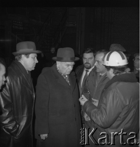 07.12.1982, Kraków, Polska.
Wizyta w Nowej Hucie delegacji ZSRR. W środku, w kapeluszu stoi Nikołaj Konstantinowicz Bajbakow, wicepremier, członek KC KPZR, szef Gospłanu. 
Fot. Stanisław Gawliński, zbiory Ośrodka KARTA
