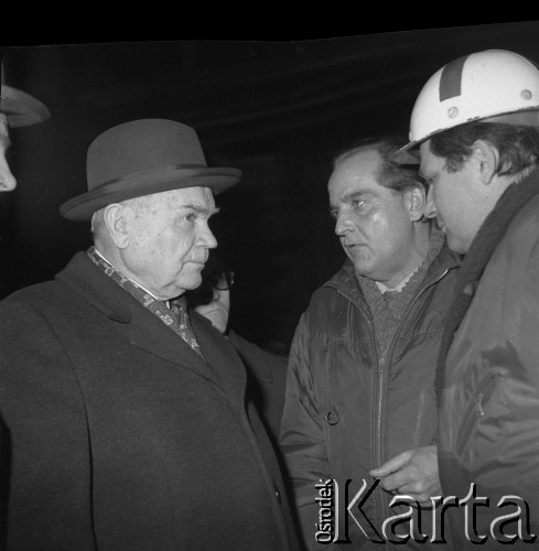 07.12.1982, Kraków, Polska.
Wizyta w Nowej Hucie delegacji ZSRR. W kapeluszu stoi Nikołaj Konstantinowicz Bajbakow, wicepremier, członek KC KPZR, szef Gospłanu. 
Fot. Stanisław Gawliński, zbiory Ośrodka KARTA
