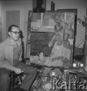 02.03.1983, Kraków, Polska.
Artysta malarz Włodzimierz Buczek przy sztaludze w pracowni.
Fot. Stanisław Gawliński, zbiory Ośrodka KARTA