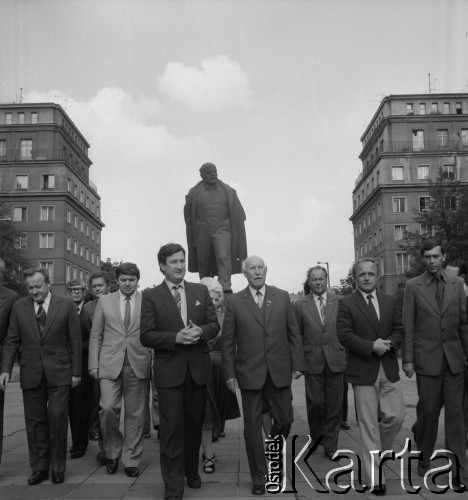 Wrzesień 1983, Kraków, Polska.
Delegacja radziecka pod pomnikiem Lenina w Alei Róż w Nowej Hucie. 4. z prawej przewodniczący Centralnej Komisji Rewizyjnej KPZR Giennadij Sizow.
Fot. Stanisław Gawliński, zbiory Ośrodka KARTA