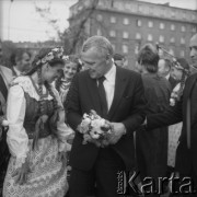 08.10.1983, Kraków, Polska.
Uroczyste otwarcie Nowohuckiego Centrum Kultury. Wicepremier i członek Narodowej Rady Kultury Mieczysław Rakowski witany w inaugurującej działalność instytucji. 
Fot. Stanisław Gawliński, zbiory Ośrodka KARTA